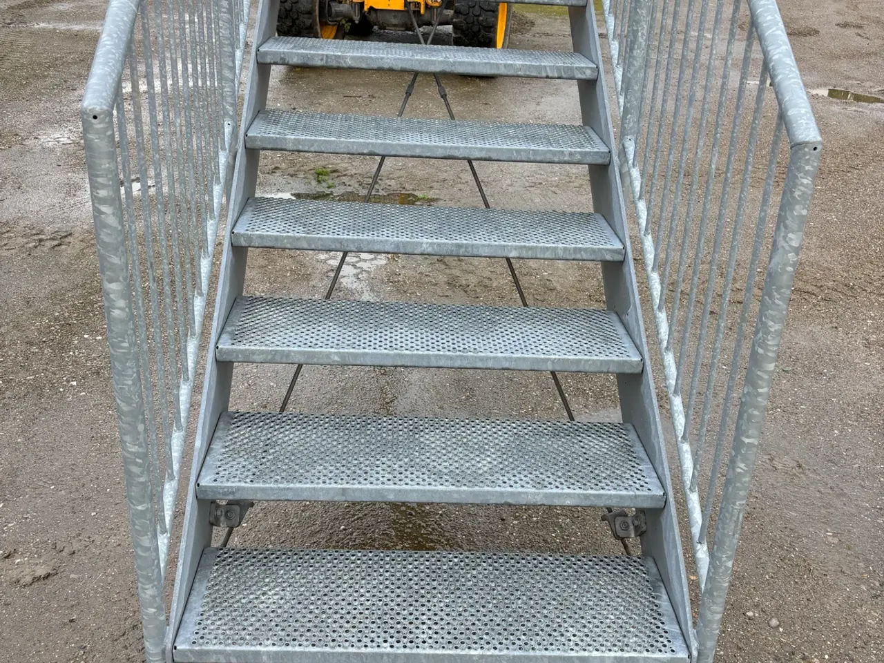 Billede 5 - Galvaniseret trappe med repos