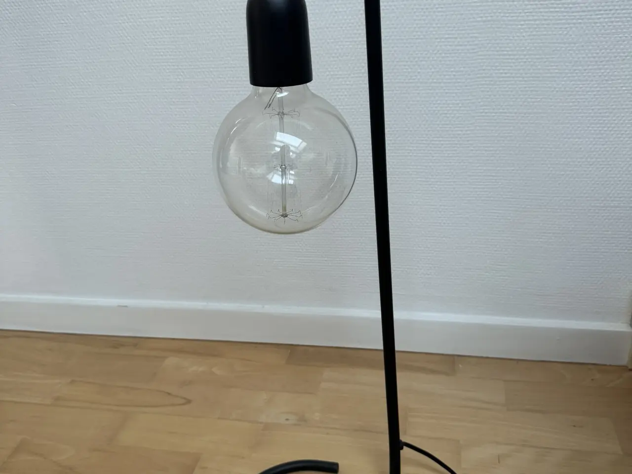 Billede 2 - Minimalistisk lampe i sort 