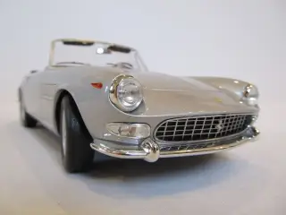 1964 Ferrari 275 GTS Pininfarina Spyder - 1:18 