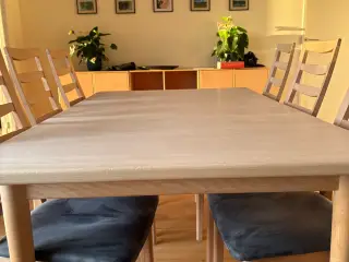 Spisebord i sæbebehandlet eg sælges