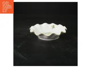Porcelænsfad med blomstermønster fra B&G (str. Ø 15)