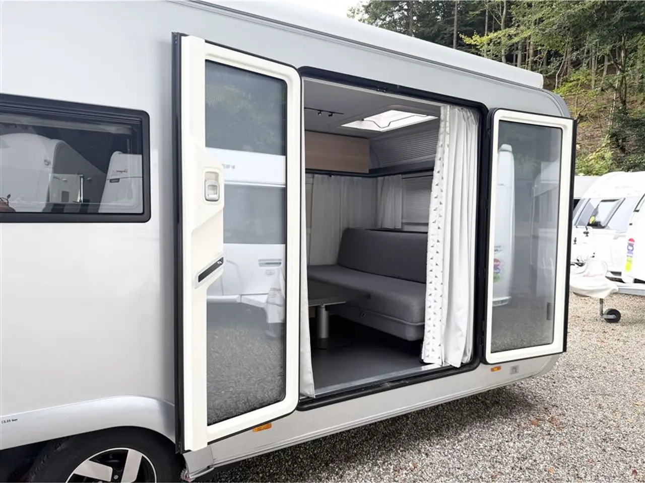 Billede 4 - 2022 - Adria Astella 754 DP Queensbed-Alde-Gulvvarme-El Thule markise