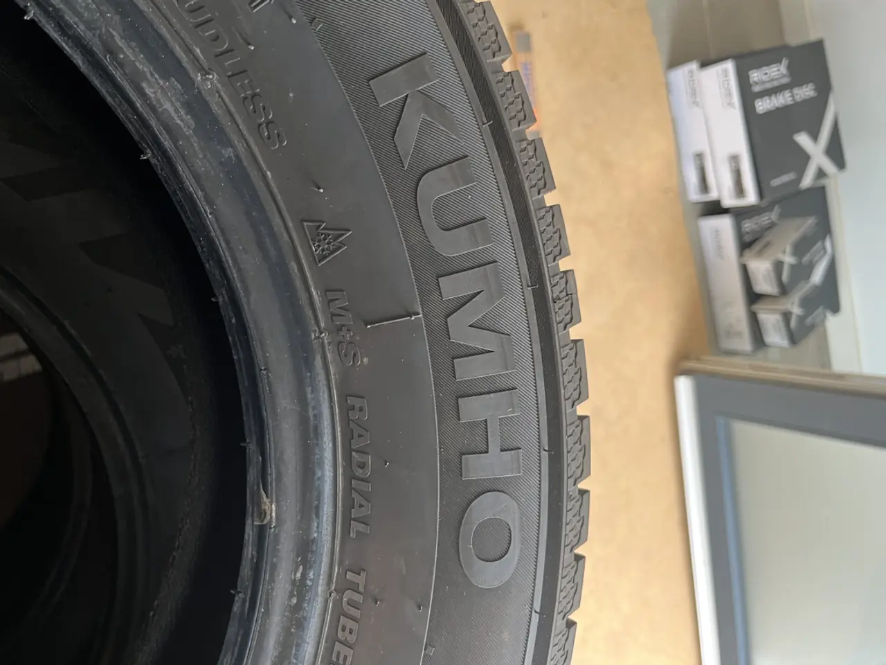 Billede 4 - Kumho vinterdæk, kun kørt en vinter (7 mm mønster)
