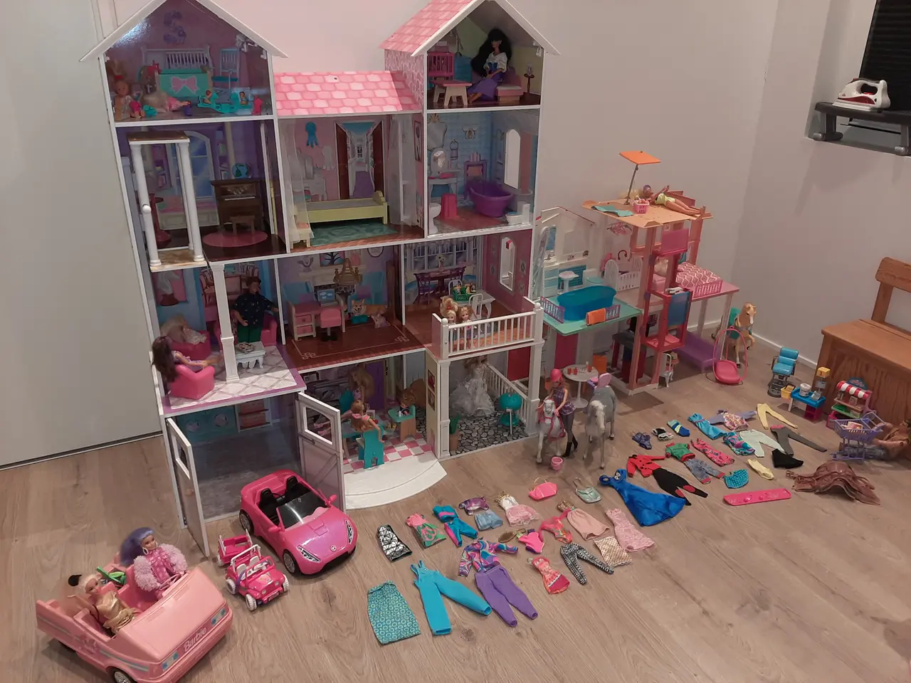 Billede 1 - Barbiehuse og tilbehør.