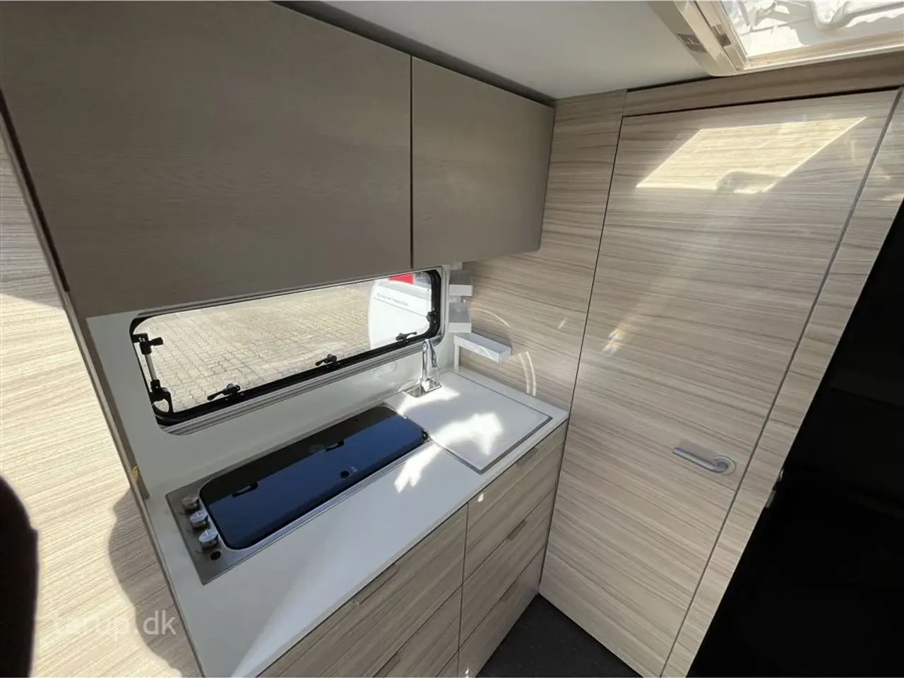 Billede 10 - 2026 - Adria Altea 362 LH   Enkeltsenge m/udtræk, rundsidde-gruppe, panorama vindue, el-gulv-varme, TV-holder,  stort 142 l. køleskab/ fryser