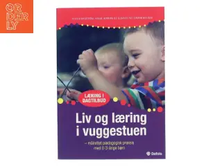 Liv og læring i vuggestuen : målrettet pædagogisk praksis med 0-3-årige af Stig Brostrm (Bog)