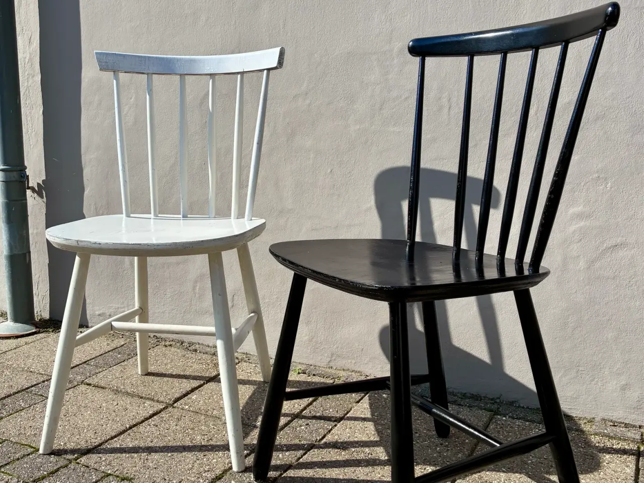 Billede 1 - 2 vintage tremmestole i hvid og sortmalet bøg