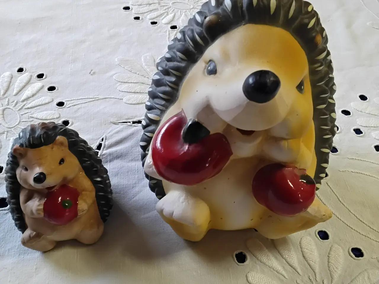 Billede 1 - 2 pindsvin figurer i keramik- højde ca 17 og 9 cm