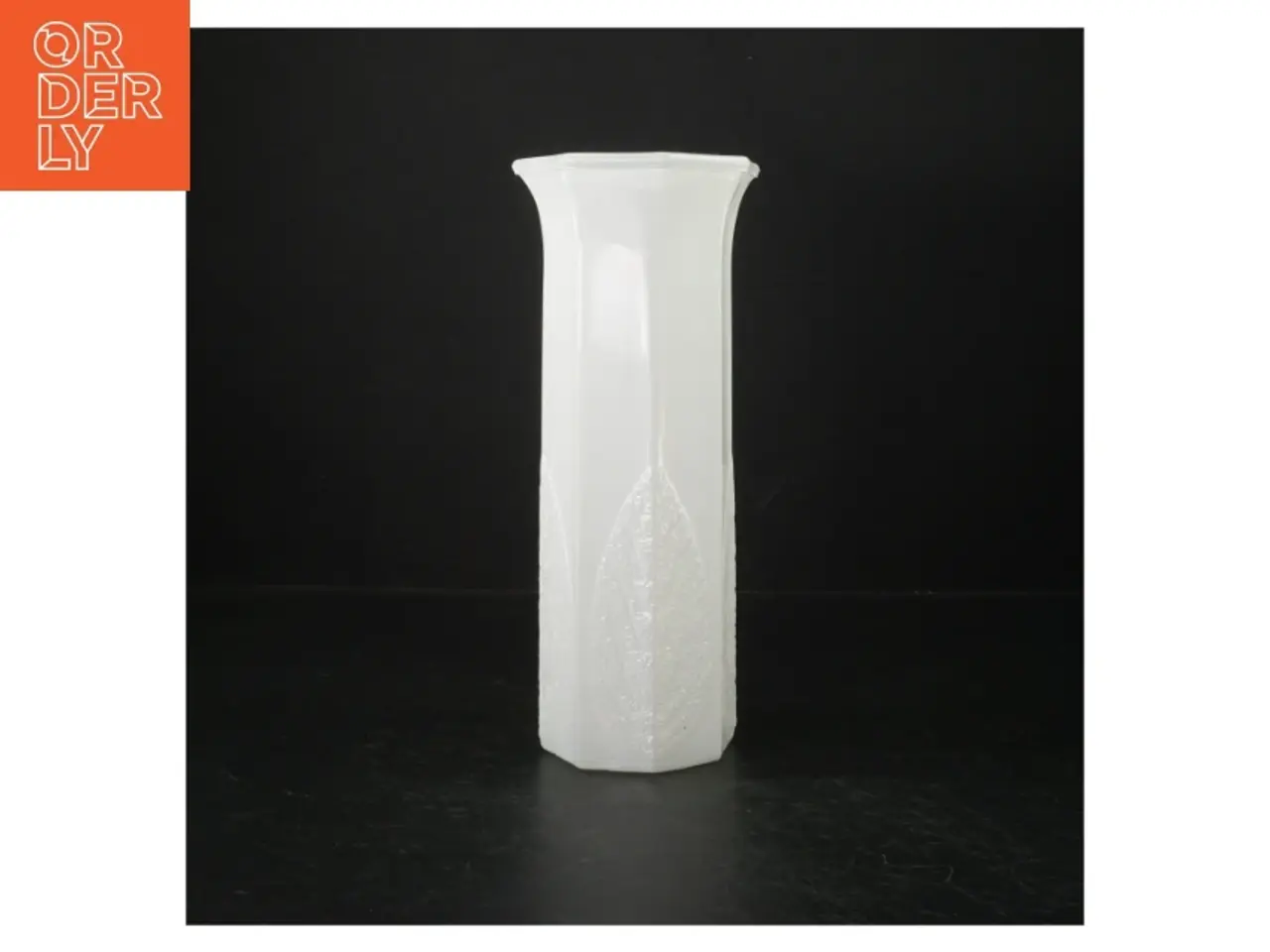 Billede 1 - Hvid glas vase med relief (str. H. 24,5 cm. ø. 7,5 cm)