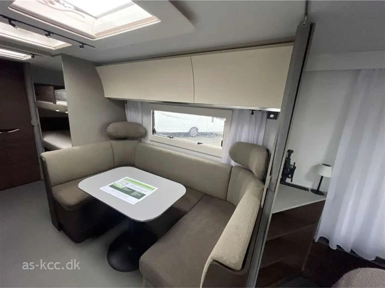 Billede 6 - 2022 - Adria Alpina 663 PT   Adria Alpina 663 PT årg. 2022 7 sovepladser, 6 siddepladser Isabella Commodore 3 m fortelt. Duo Control, Støttebensplader.