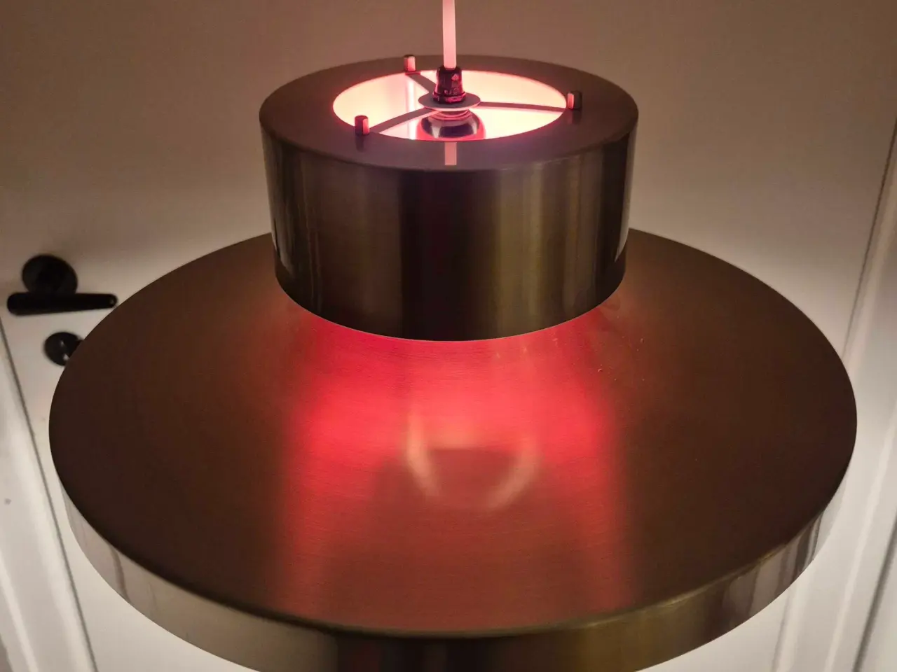 Billede 7 - Velholdt messinglampe med varm kontrastfarve