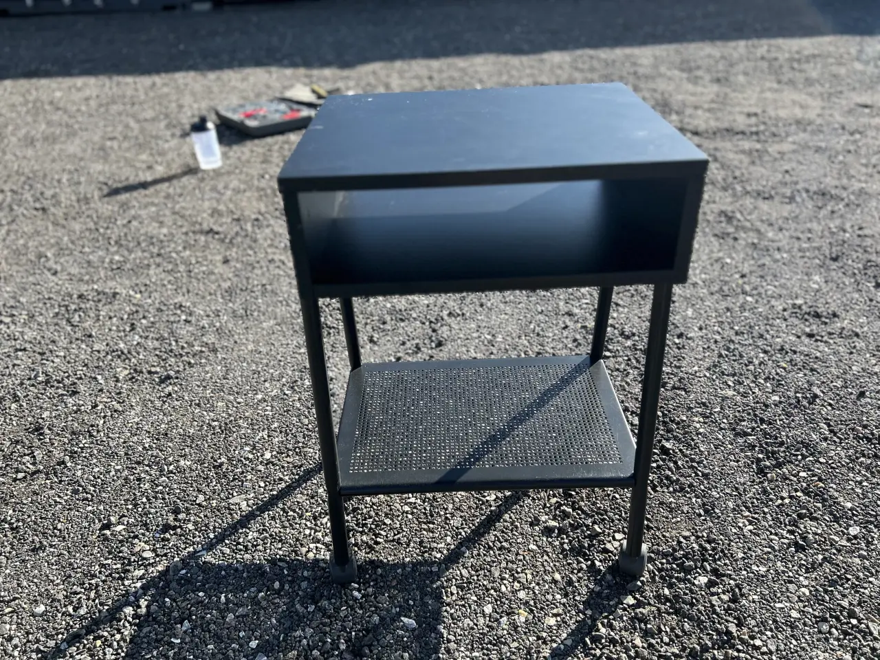 Billede 3 - Sort natbord i metal