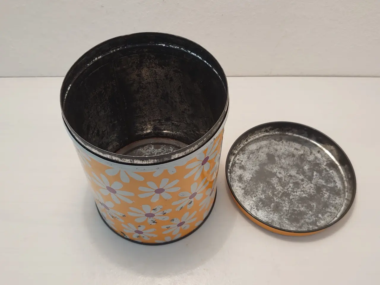 Billede 3 - Gammel blikdåse med Marguriteblomster. Ca.1970
