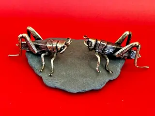 To vintage miniaturer græshopperfigurer sælges