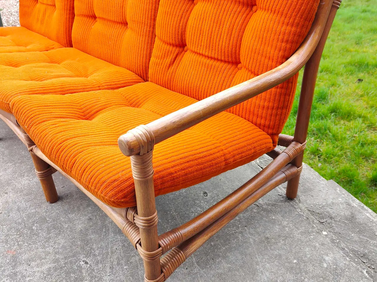 Billede 6 - Flot RETRO bambus sofa med orange hynder og bord