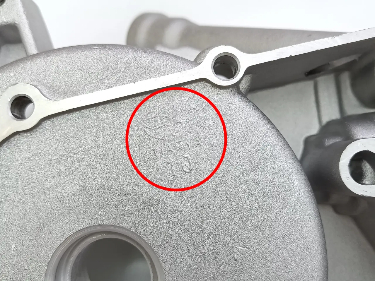 Billede 2 - NY! Motordæksel (Højre) OEM