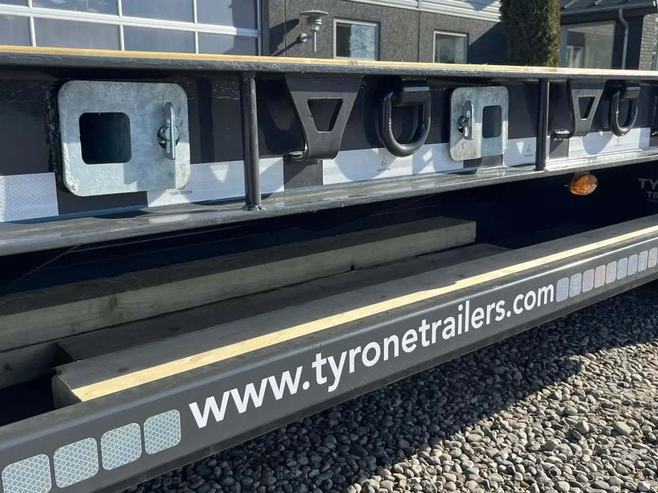 Billede 4 - Tyrone 27TLL LANG MODEL med forbredningsudstyr . Affjedret træk og affjedret aksler. Med hydrauliske ramper og værktøjskasse