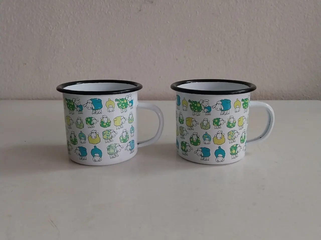 Billede 2 - 2 kopper i metal. 8 cm høj 