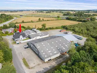Investeringsejendom med erhverv og boliger tæt på motorvej