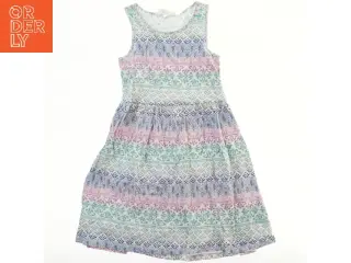 Ærmeløs kjole med mønster fra H&M (str. 134)