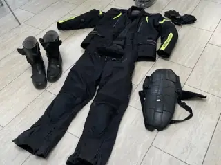Motorcykelbeklædning mrk IXS. Særdeles godt køb.