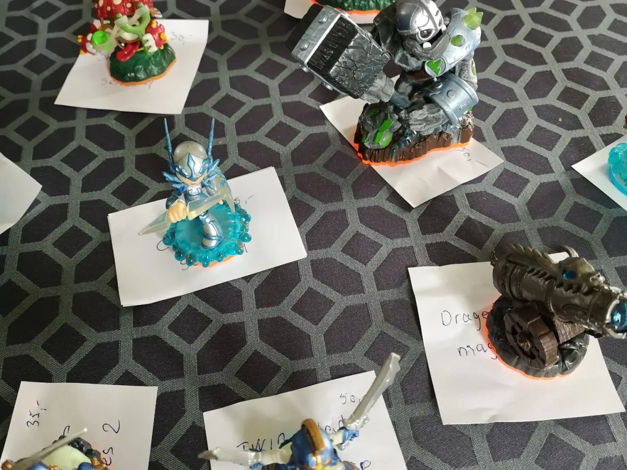 Billede 2 - 16 skyllanders figurer30-50kr pr stk.