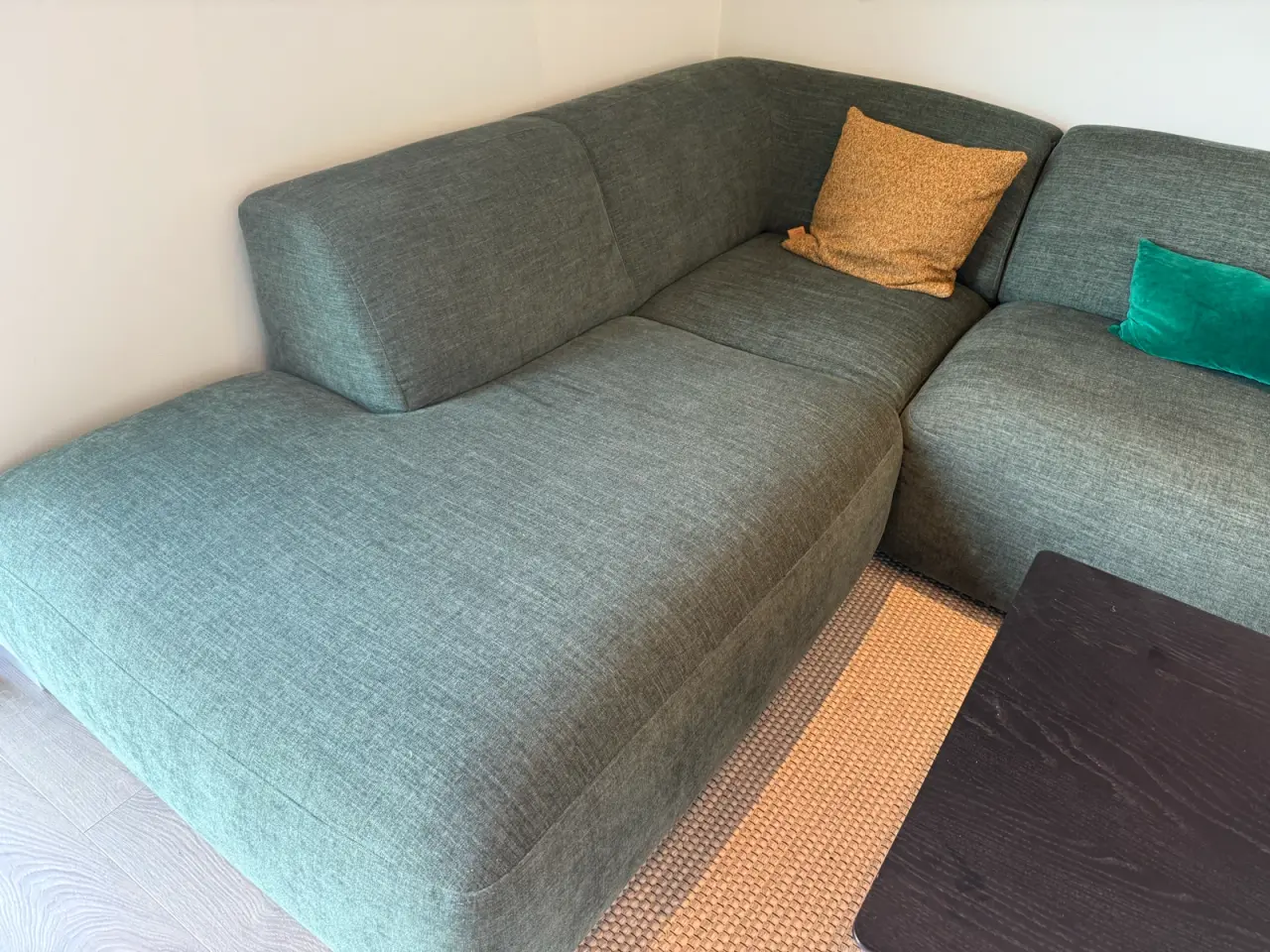 Billede 2 - Lækker mørkegrøn sofa med chaiselong og puf