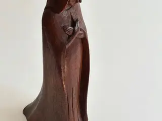 Håndskåret træfigur