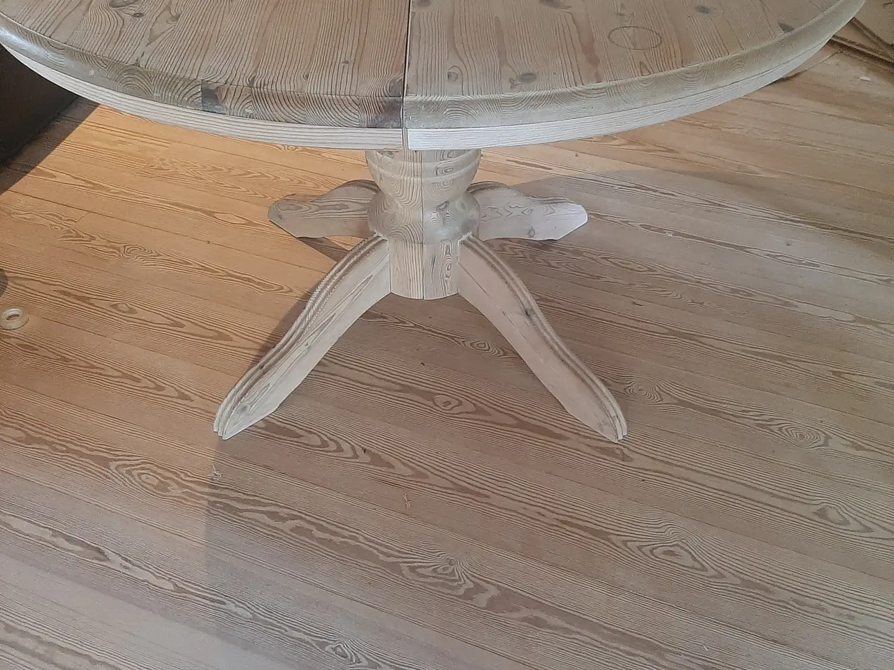 Billede 1 - Bord i fyrretræ