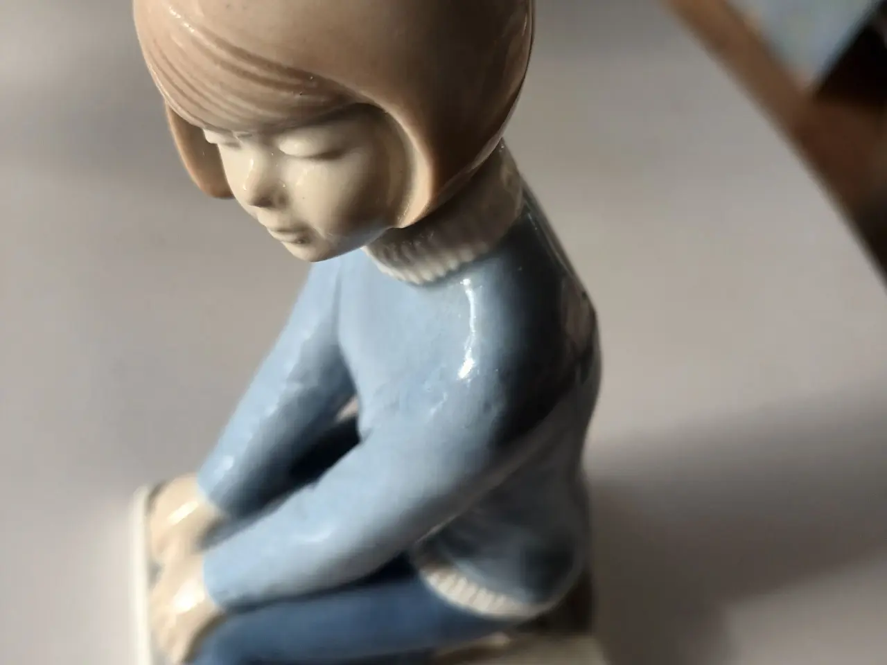 Billede 2 - Flot Porcelæns Figur af Pige højde 16 cm
