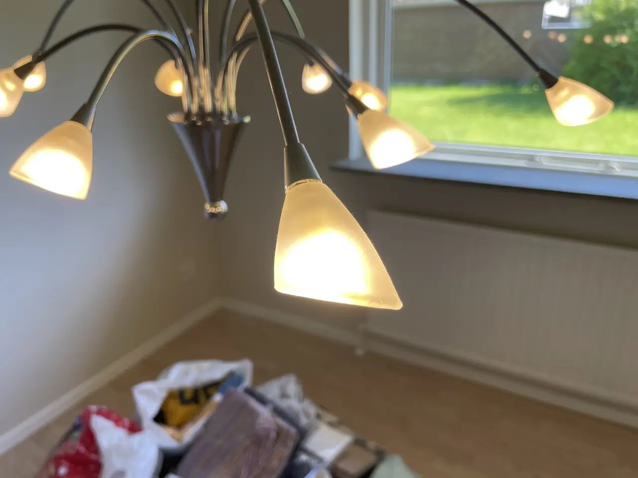 Billede 1 - Fin 10-armet lysekrone i krom med mat-hvidt glas