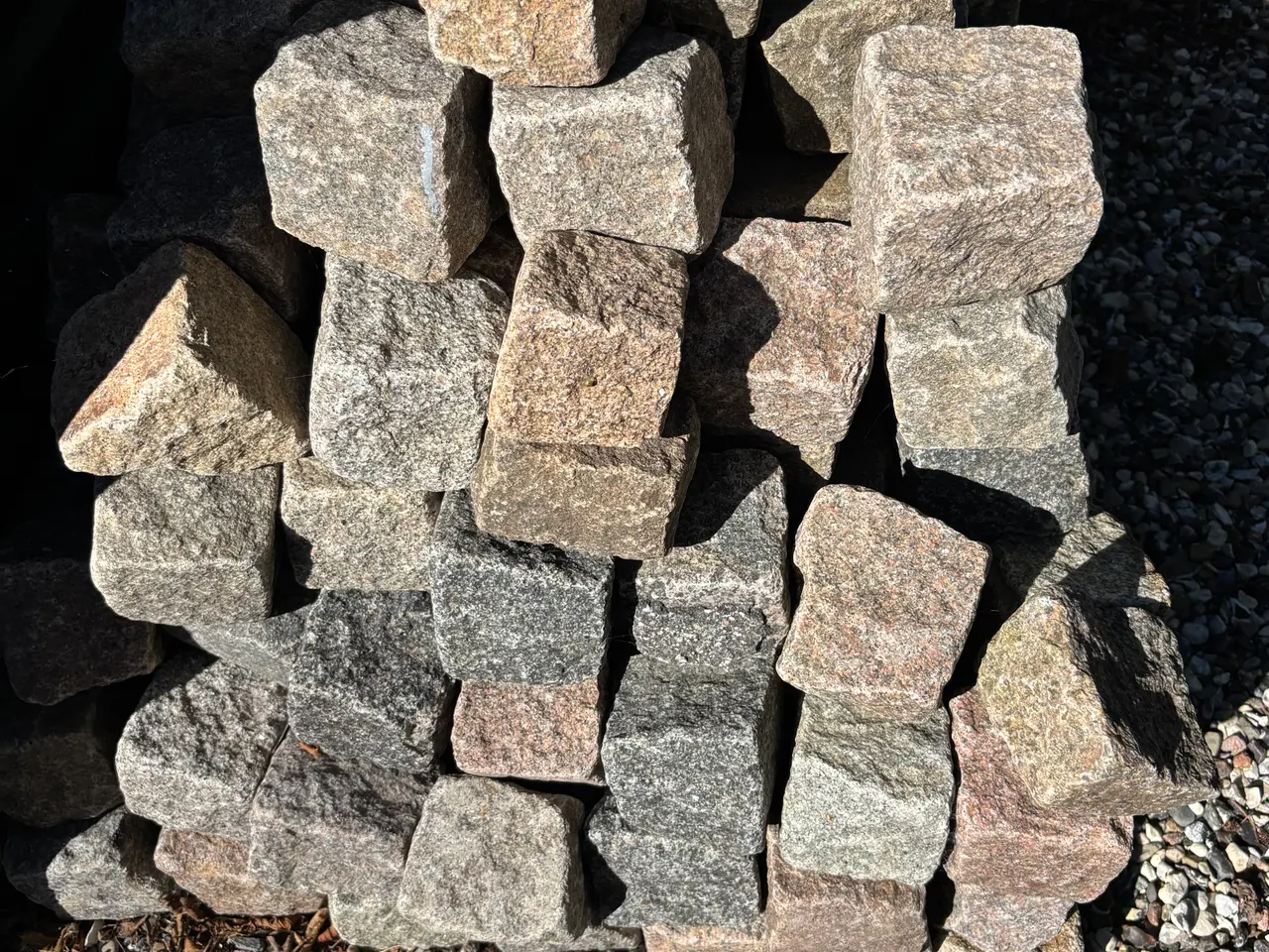 Billede 2 - Pigsten sælges til forskellige byggeprojekter.