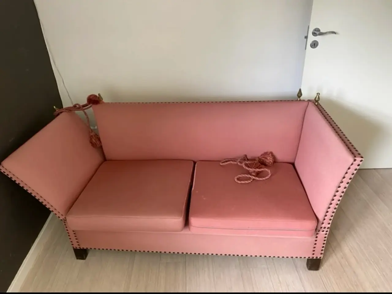 Billede 1 - Ældre lyserød sofa