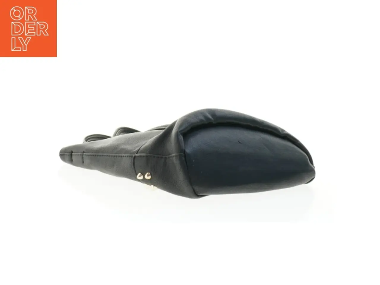 Billede 6 - Sort taske med nitter (str. 32 x 24 x 11 cm)
