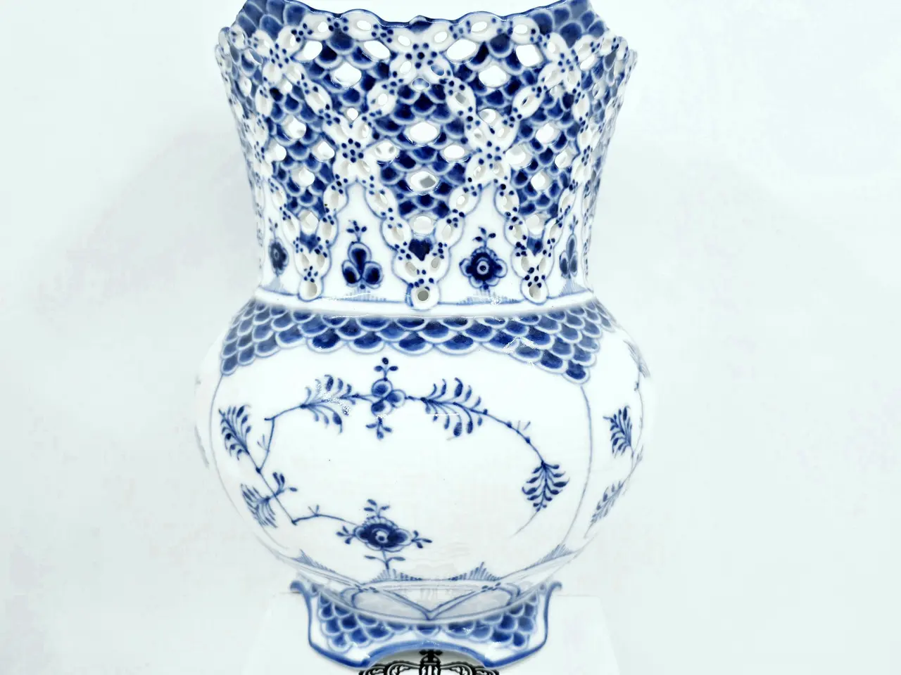 Billede 1 - Musselmalet Helblonde Vase nr. 1-1124. sortering 1