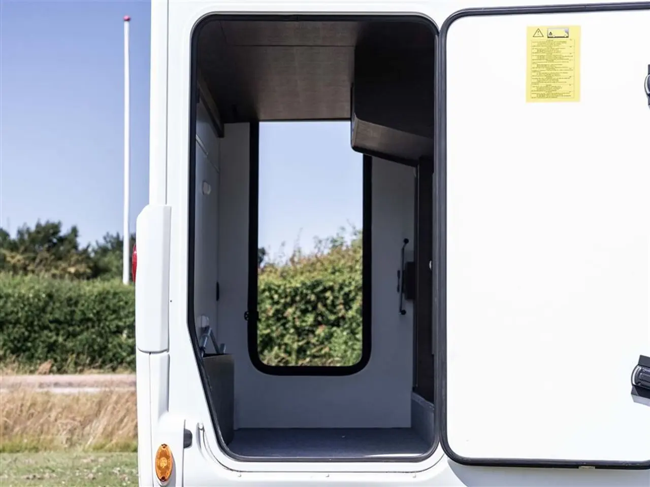 Billede 32 - 2022 - Benimar Tessoro 488 NK Rummelig camper med face-to-face siddegruppe