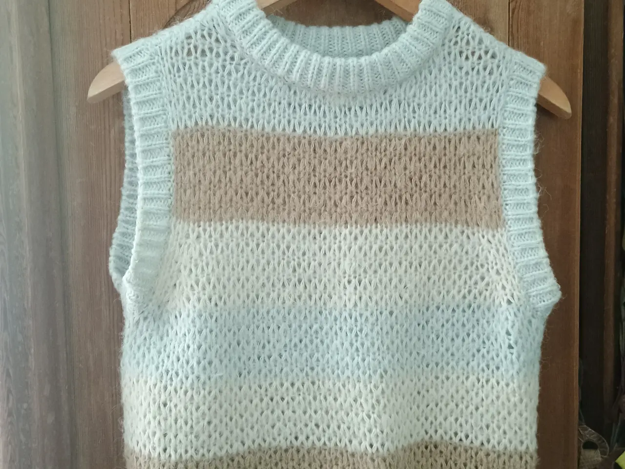 Billede 1 - Strik vest, kort model, Medium 