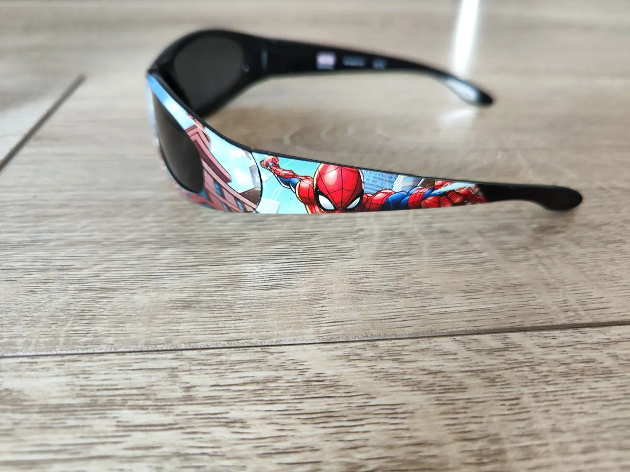 Billede 2 - Børne solbrille sort med Spiderman