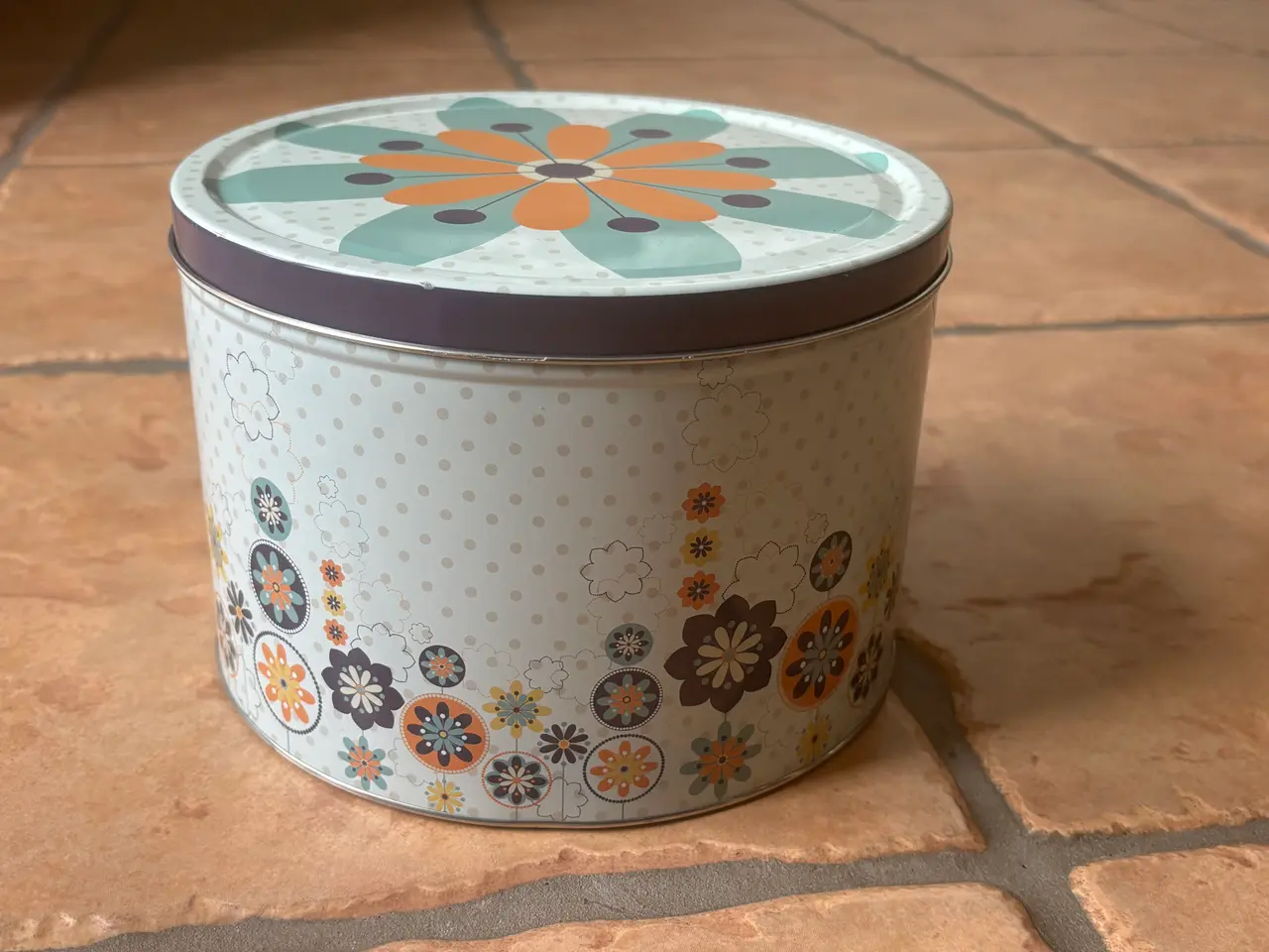 Billede 3 - rund kagedåse / opbevaringsdåse med blomsterprint