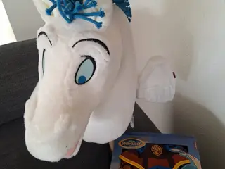 Skøn ny Disney kæphest med accessories sælges