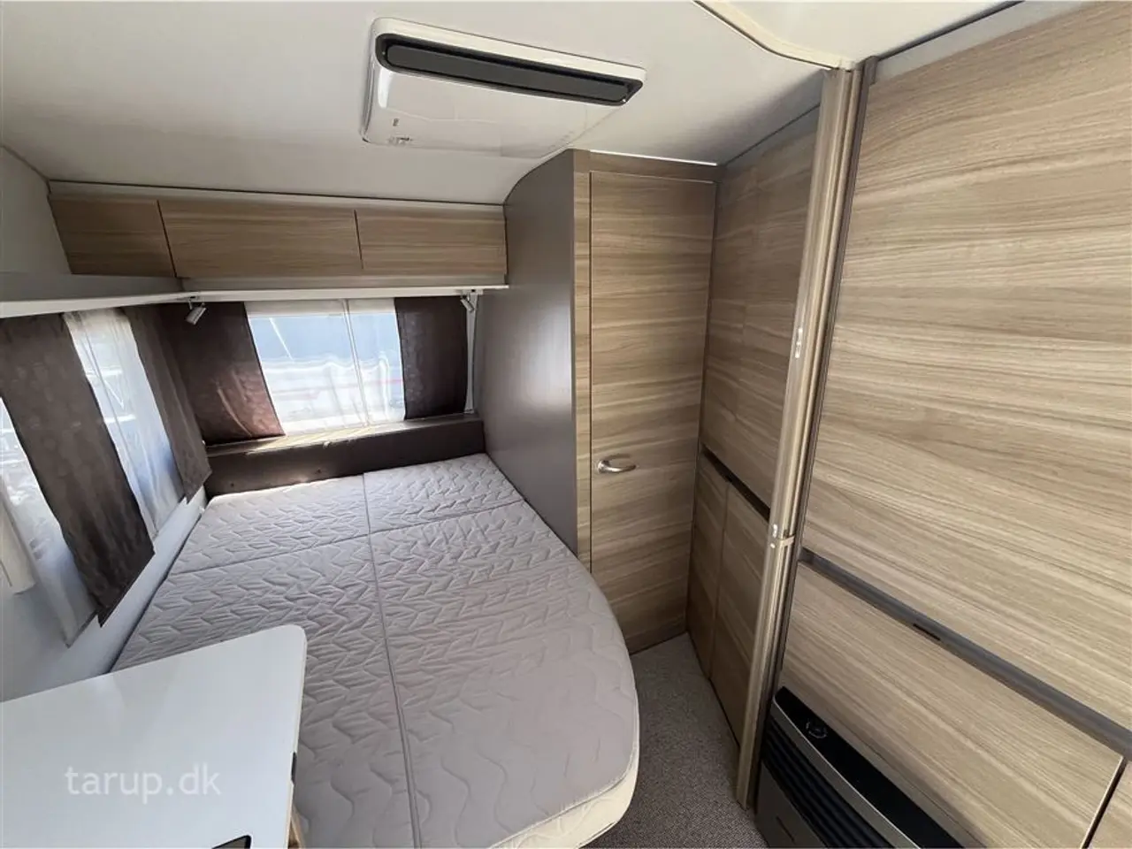 Billede 12 - 2016 - Adria Altea 472 PU Fortelt: Ventura D300, Truma mover, rundsiddegruppe, aircon., DuoControl, el-gulv-varme, køleskab m/ fryser, gulvtæpper, fransk dobbeltseng