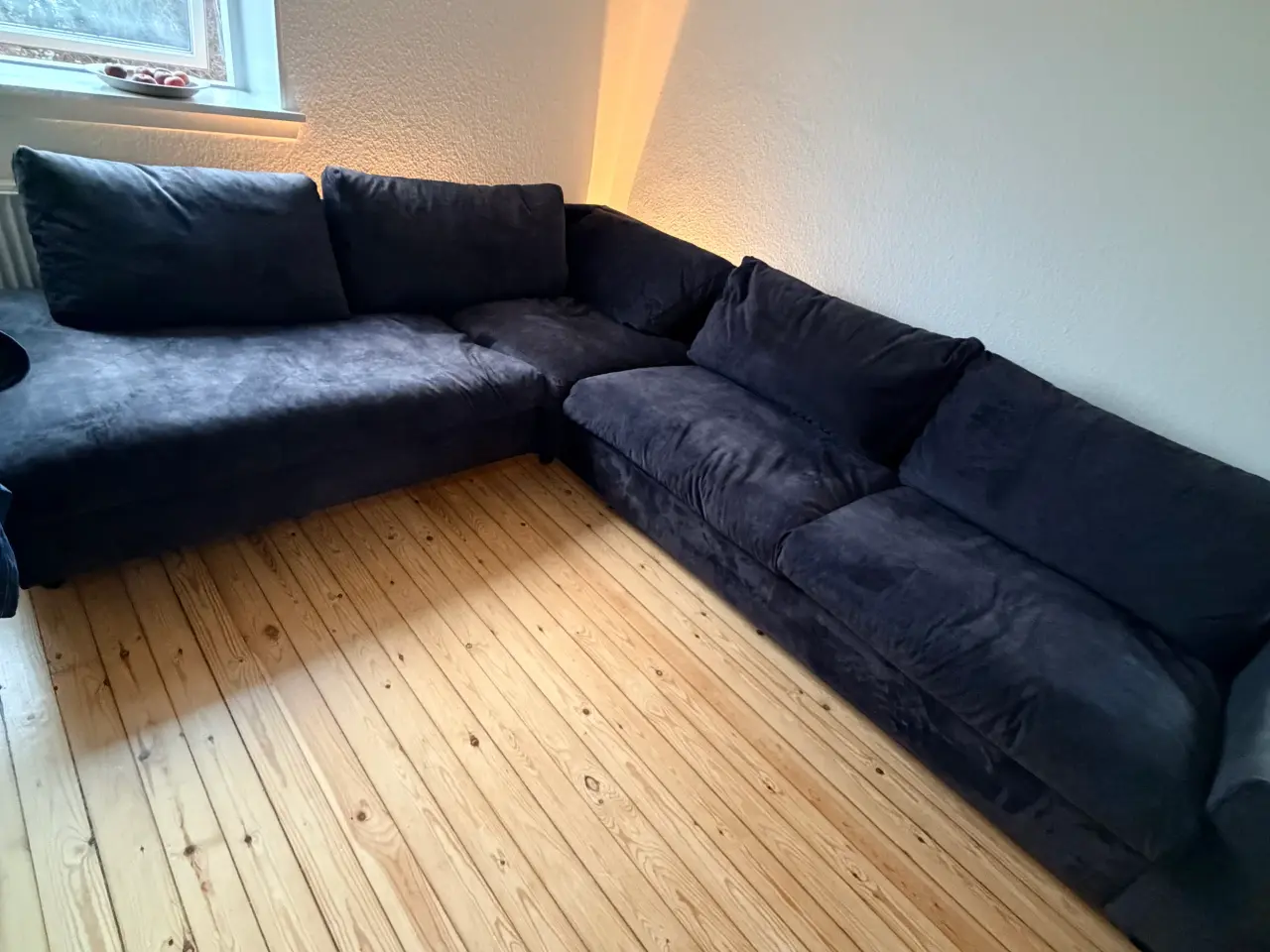 Billede 3 - Mørk velour sofa