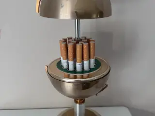 Smuk vintage cigaretholder globus fra 50’erne 