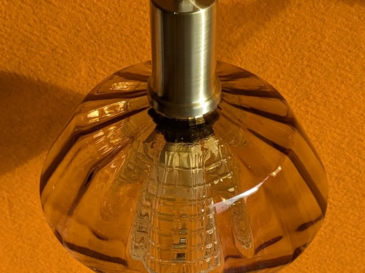 Billede 3 - Loftslampe i ravfarvet glas.