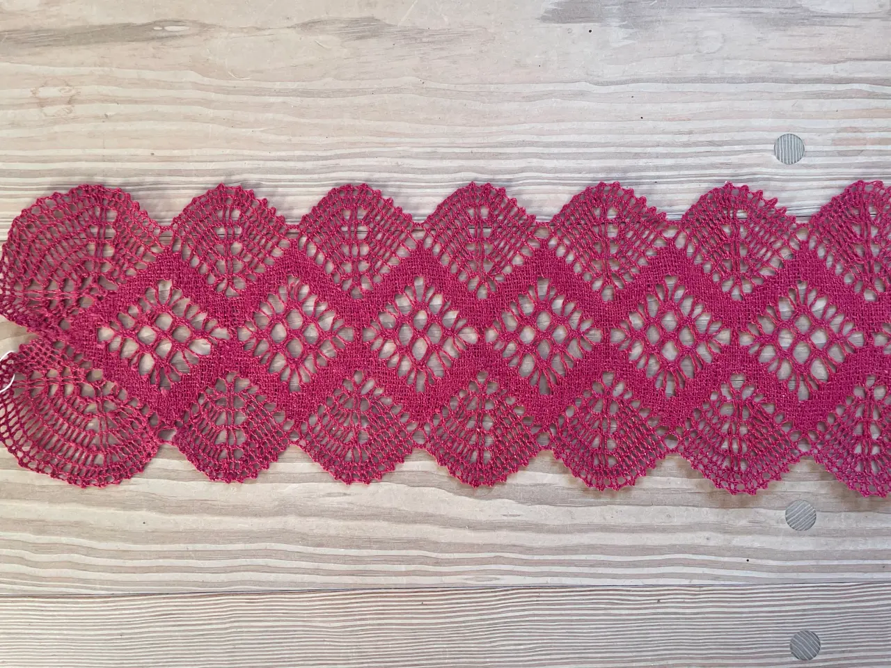 Billede 2 - Kniplet Bordløber/Festremse i vinrød farve. 16x120