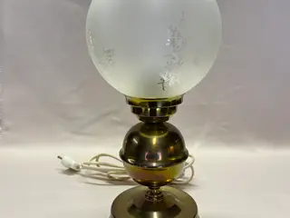 Smuk vintage messing bordlampe i olielampestil.