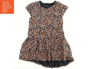 Blomstret kjole fra Basic needs (str. 122)