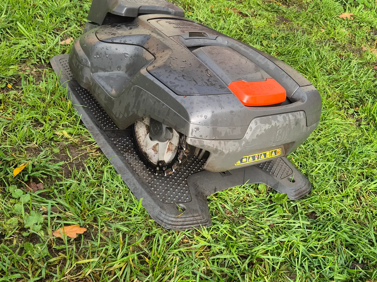 Billede 3 - Husqvarna Automower 315 – nyt batteri + ny hjulmot