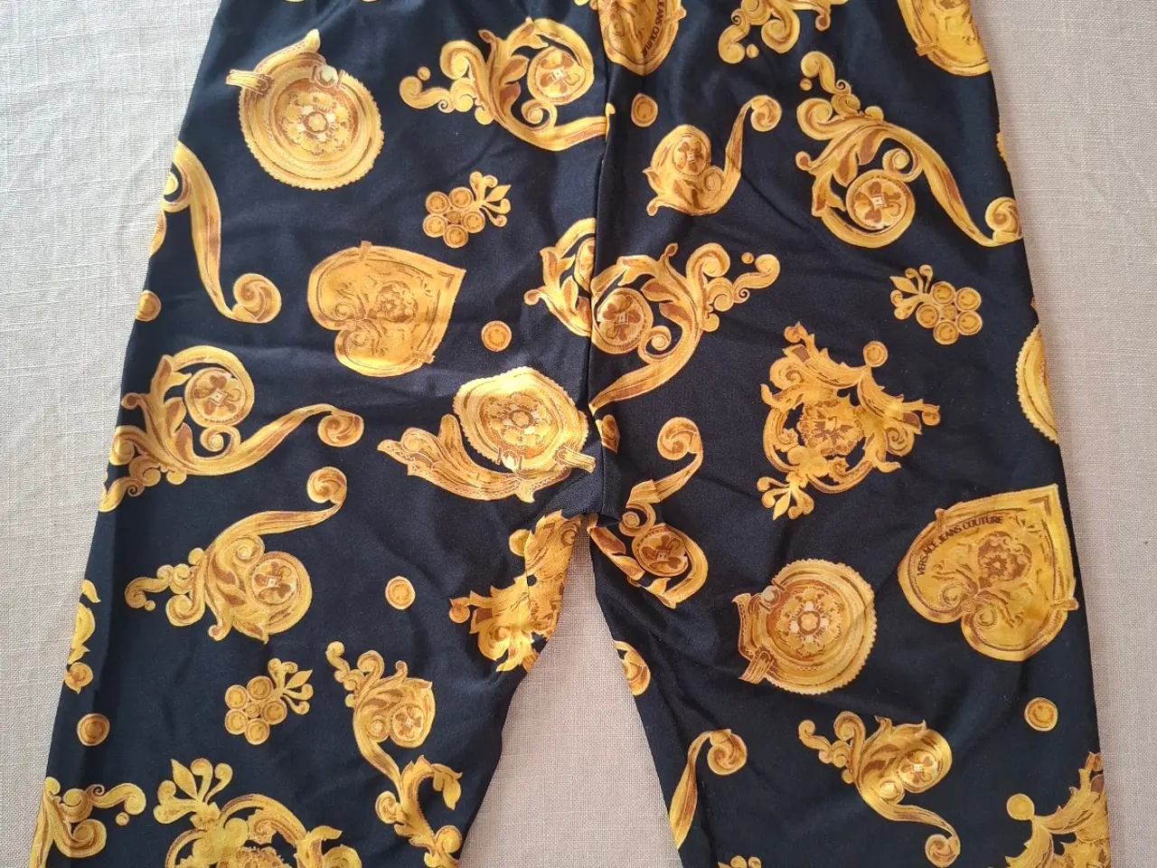 Billede 2 - Versace shorts, sorte med guldfarvet mønster.
