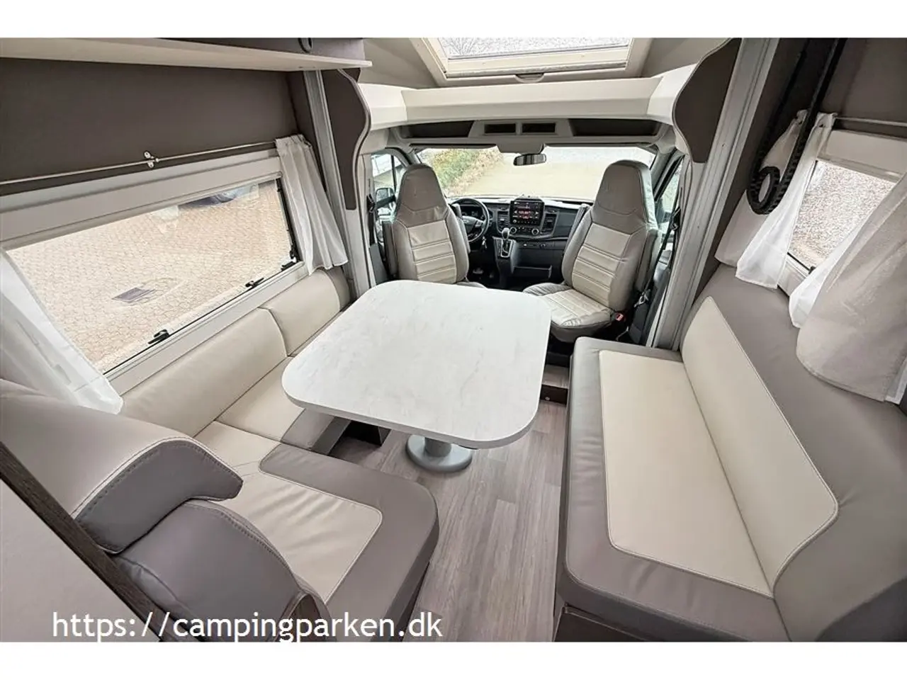 Billede 3 - 2021 - Benimar   Kort autocamper med stor siddegruppe, totallængde kun 5,99 m.